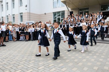 Okul töreninde beyaz çocuklar üniformalarını giyip geçit törenine katılacaklar. 2 Eylül 2024 Balti Moldova.