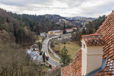 Yolu ve evi olan bir kasaba manzarası. 16 Aralık 2024 Bran Romanya.