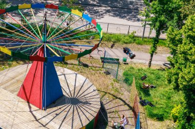 Yaz parkında yukarıdan renkli boş bir atlıkarınca. 22 Mayıs 2025 Balti Moldova.