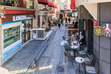 İstanbul 'un dar kaldırım taşı sokağındaki kafe ve dükkanlarda. 12 Ağustos 2025 İstanbul Türkiye.