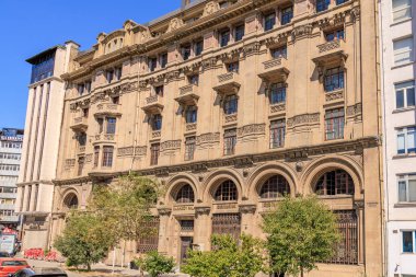 Tarihsel neorenaissance mimari binası kemerli pencereleri ve dekoratif cepheleri var. 12 Ağustos 2025 İstanbul Türkiye.