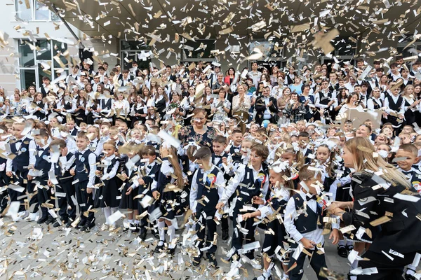 Konfeti ortasında üniformalı ailelerin ve çocukların katıldığı şenlikli okul kutlamaları. 2 Eylül 2024 Balti Moldova.