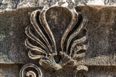Yıpranmış mermerde eski taş oyma motifi.