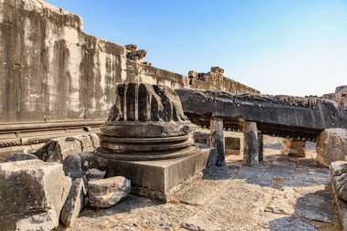 Taş sütunları ve detaylı oymaları olan antik kalıntılar..