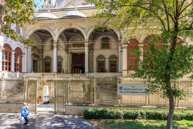 İstanbul 'da kemerli pencereleri ve ağaçları olan tarihi bir ahşap bina. 12 Ağustos 2025 İstanbul Türkiye.