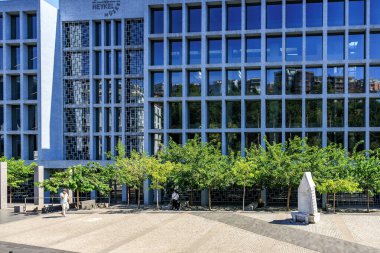 Açık plazalı ve yeşil ağaçlı modern şehir mimarisi. 12 Ağustos 2025 İstanbul Türkiye.