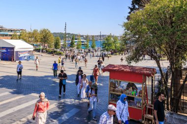 Güneşli bir günde, çeşitli kalabalıklarla dolu kalabalık bir açık hava sahnesi. 12 Ağustos 2025 İstanbul Türkiye.