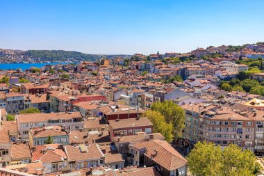 İstanbul şehir manzarasının panoramik manzarası. Bosphorus 'a tepeden bakıyor. 12 Ağustos 2025 İstanbul Türkiye.