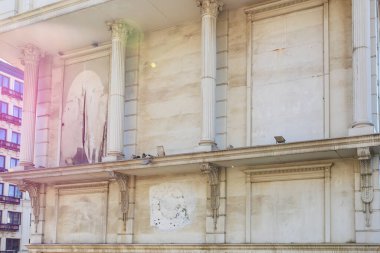 Boş reklam panoları ve şehir merkezinde eskimiş sütunlarla yaşlanmış bina cephesi. 12 Ağustos 2025 İstanbul Türkiye.