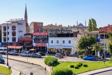 İstanbul 'da canlı bir şehir manzarası, Sultan Çarşısı ve camii arka planda. 12 Ağustos 2025 İstanbul Türkiye.