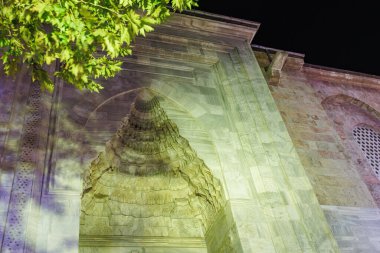 Geceleri mermer kemer ve ağaçla aydınlatılmış mimari detaylar. 9 Ağustos 2025, 2 Bursa Türkiye.