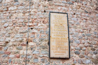 Galata Kulesi 'ndeki bir plaketin tarihi bilgileri, 1453. 10 Ağustos 2025, İstanbul Türkiye.