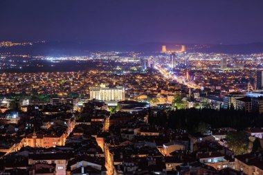 Bursa üzerinde gece vakti şehir ışıklarının görüntüsü. 9 Ağustos 2025, 2 Bursa Türkiye.