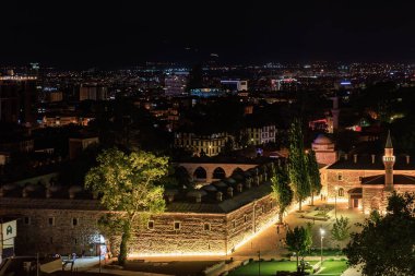 Aydınlatılmış binalarla tarihi Bursa şehir manzarası. 9 Ağustos 2025, 2 Bursa Türkiye.