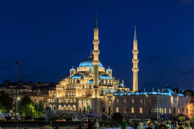 Aydınlanmış Sultan Ahmed camii açık gökyüzü ve kalabalıkla geceleyin toplandı. 12 Ağustos 2025 İstanbul Türkiye.