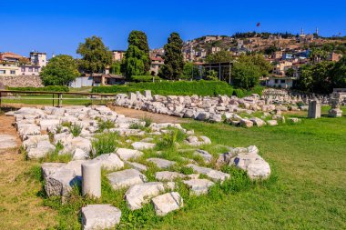 İzmir 'deki antik Roma harabeleri şehir manzarası ve yeşilliklerle dolu. 4 Ağustos 2025, İzmir Türkiye.