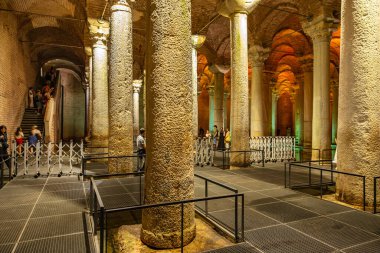 Karmaşık sütunları ve kemerli tavanları olan antik Bizans sarnıcı. 12 Ağustos 2025 İstanbul Türkiye.