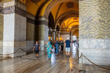 Tarihi caminin büyük iç kısımlarını karmaşık tasarımlarla keşfeden ziyaretçiler. 12 Ağustos 2025 İstanbul Türkiye.