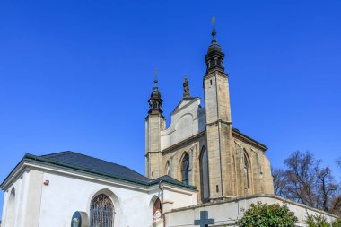 Mimarlık sahnesinde kuleleri ve açık mavi gökyüzü olan tarihi gotik kilise 22 Mart 2025, Kutna Hora, Çek Cumhuriyeti.