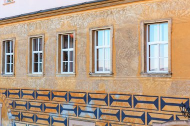 Tarihi Avrupa binası cephesini simetrik pencereler ve karmaşık desenlerle donatın. 16 Mart 2025, Hruba Skala Şatosu, Çek Cumhuriyeti.