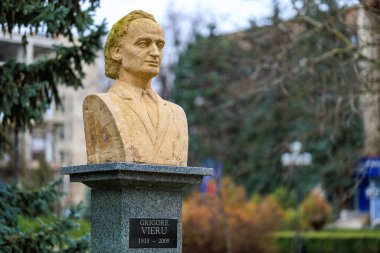 Yeşil şehir parkında Grigore Vieru 'nun büstü olan anıt. 7 Aralık 2025 Balti Moldova.