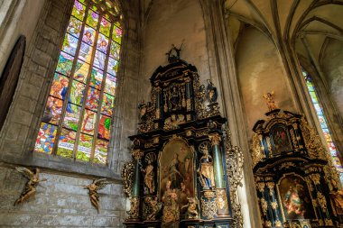 Gotik katedralin içi boyalı cam ve süslü sunak dekoruyla 22 Mart 2025, Kutna Hora, Çek Cumhuriyeti.