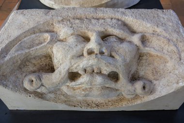 Antik Maya taş oymacılığı, karmaşık yüz detaylarıyla 22 Mart 2025, Kutna Hora, Çek Cumhuriyeti.