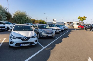 Açık bir günde çeşitli araçlarla park yeri. 1 Ağustos 2025, Nessebar Bulgaristan.