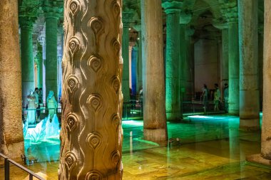 İstanbul 'da aydınlatılmış kolonlara sahip antik yeraltı bazilika sarnıcı. 12 Ağustos 2025 İstanbul Türkiye.