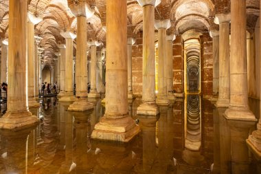 İstanbul 'da yansıtıcı sütunları ve kavisli tavanları olan antik bazilika sarnıç, hindi. 12 Ağustos 2025 İstanbul Türkiye.