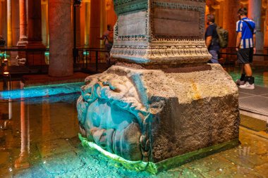 Bazilika sarnıçlarındaki Medusa baş sütunu, istanbul: antik mimari ve tarihi gizem. 12 Ağustos 2025 İstanbul Türkiye.