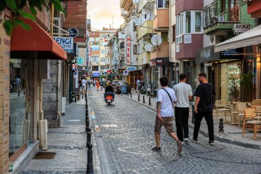 Şehir ortamında genç yetişkinlerin olduğu hareketli bir sokak sahnesi. 2 Ağustos 2025, Canakkale Türkiye.