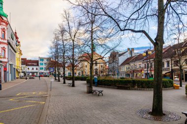 Kışın Avrupa şehir meydanı bomboş sokaklar ve binalarla dolu. 17 Mart 2025, Benesov, Çek Cumhuriyeti.