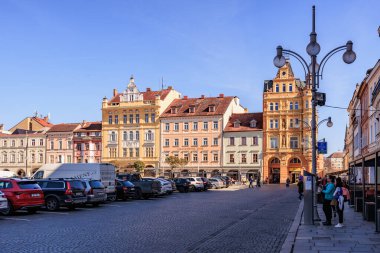 Renkli binalar ve sokak lambalarıyla tarihi Avrupa şehir meydanı. 21 Mart 2025, Ceske Budejovice, Çek.