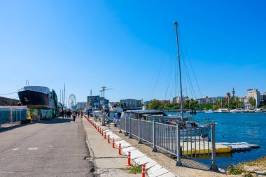 Marinada güneşli bir gün, sahil şehrinde kayıklar ve dönme dolaplarla. 3 Mayıs 2025 Romanya.