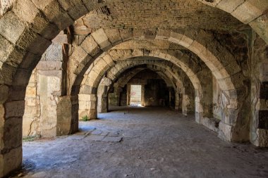 Tarihi Roma harabe koridorunda antik taş kemerler. İzmir, İzmir 'de antik İzmir kalıntıları.