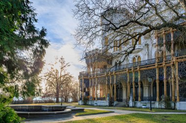Güneşli bir günde demiri ve bahçe manzaralı tarihi konak.