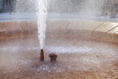 Kaynayan fıskiyeler güneş taşı havzasında, doğal gayzer..