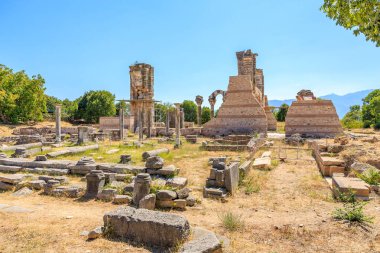 Birkaç ağaç ve birkaç eski binanın olduğu büyük, boş bir tarla. Binalar harabe halinde ve tarla kuru ve çorak. Yunanistan 'ın antik Filippi kentinin kalıntıları