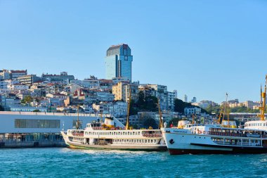Idyllic sahil manzaralı tekneler ve şehir manzaralı. 10 Ağustos 2025, İstanbul Türkiye.