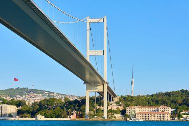 İstanbul 'da televizyon kulesi ve Türk bayrağı dalgalanan Boğaz Köprüsü. 10 Ağustos 2025, İstanbul Türkiye.