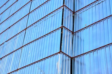 Bina restore ediliyor ve ön cephe metal levhalarla kaplı..