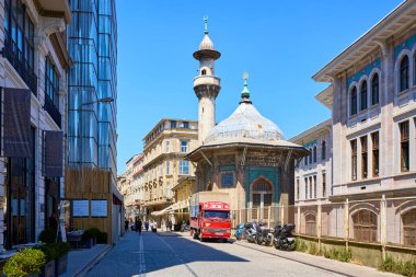 Tarihi cami ve şehir manzarası şehrin caddesini hareketlendiriyor. 11 Ağustos 2025, İstanbul Türkiye.