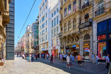Güneşli bir günde çeşitli kalabalıklarla dolu kalabalık bir şehir caddesi. 11 Ağustos 2025, İstanbul Türkiye.