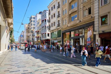 Güneşli bir günde çeşitli kalabalıklarla dolu kalabalık bir şehir caddesi. 11 Ağustos 2025, İstanbul Türkiye.