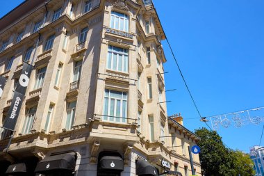 Parlak güneş ışığında tarihi Avrupa mimarisi. 11 Ağustos 2025, İstanbul Türkiye.