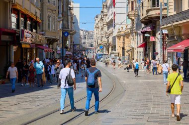 Güneşli bir havada çeşitli kalabalıklarla dolu kalabalık bir sokak sahnesi. 11 Ağustos 2025, İstanbul Türkiye.