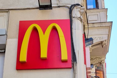 Şehir binasının dış duvarında mimari detaylarla McDonalds logosu var. 11 Ağustos 2025, İstanbul Türkiye.