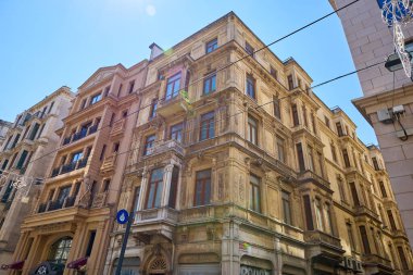 Güneşli şehir ortamında tarihi Avrupa mimarisi. 11 Ağustos 2025, İstanbul Türkiye.