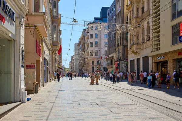 Şehir ortamında çeşitli yetişkinlerin olduğu yayaya ait sokak sahneleri. 11 Ağustos 2025, İstanbul Türkiye.